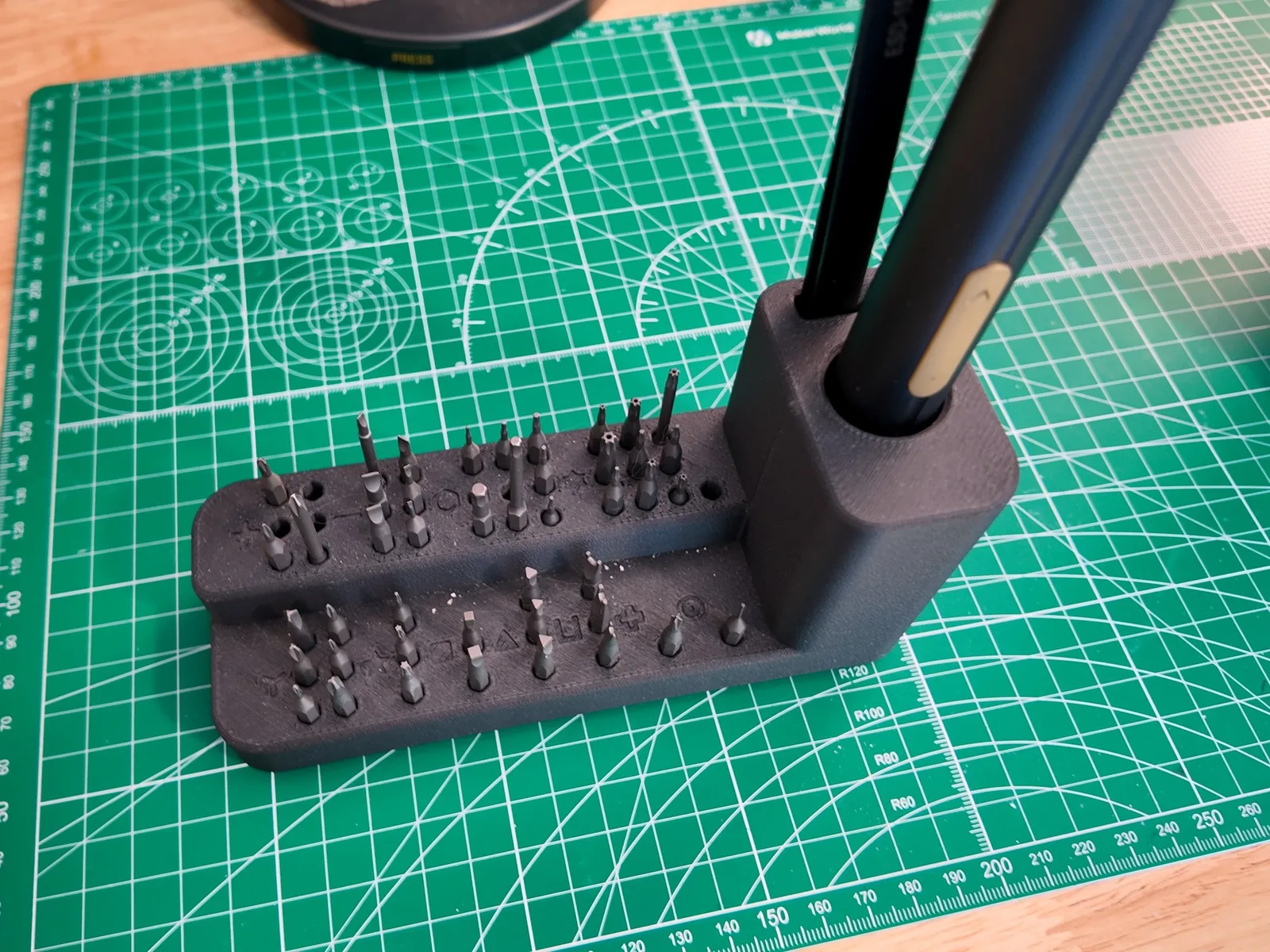 Photo: the Fanttik NEX E2 Ultra standing in the printed Terrace Dock with its bits